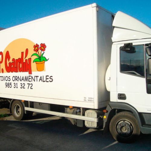 Camión con rótulo de Cultivos P