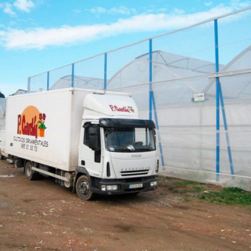 Camión parado con rótulo de Cultivos P